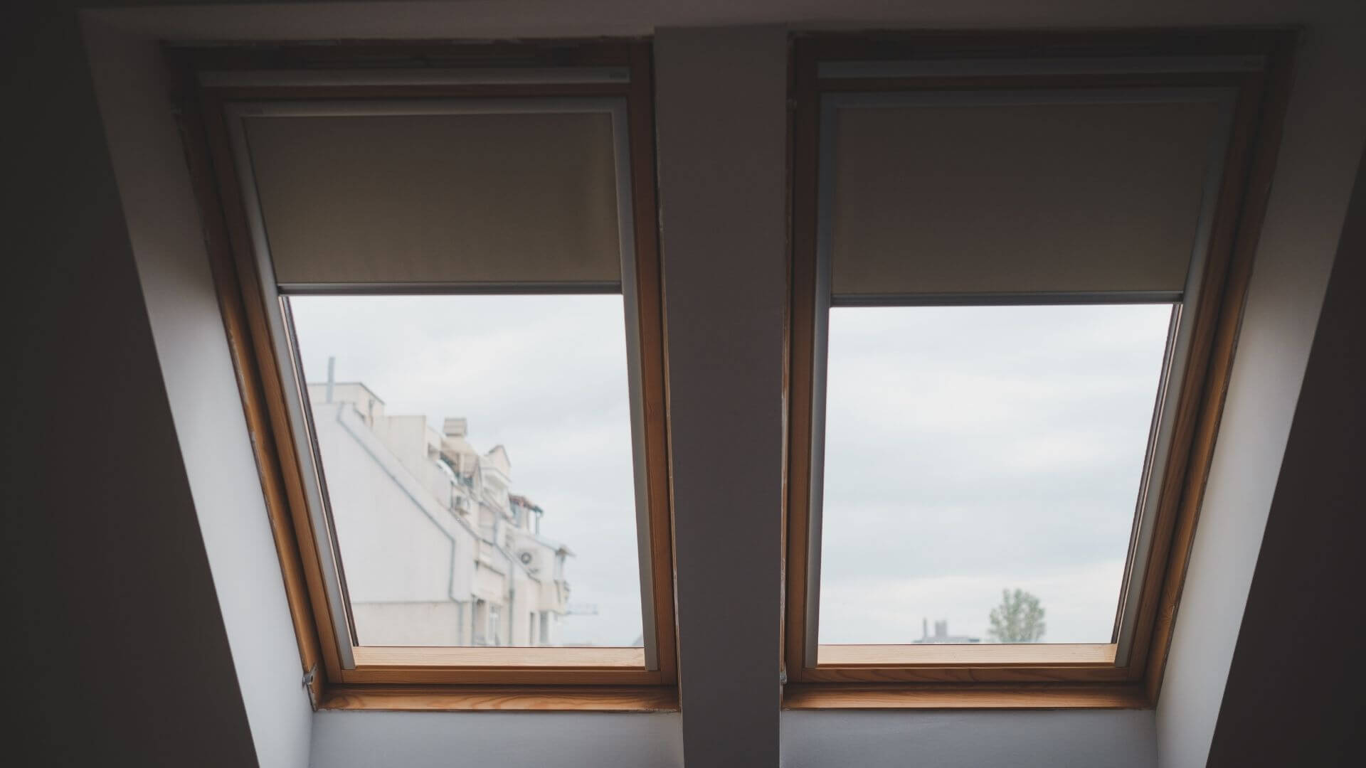 Chantier Velux (3) Vue intérieure d'un double VELUX installé, apportant luminosité et espace aéré dans une maison des Hauts-de-France.