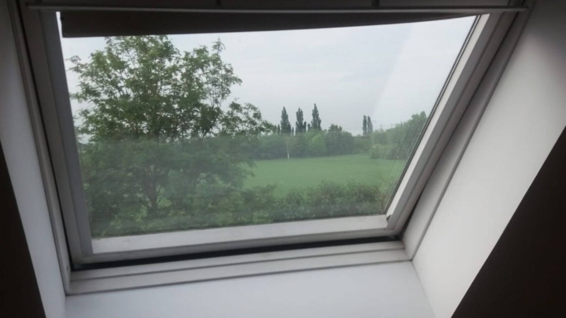 Chantier Velux Intérieur lumineux grâce à la fenêtre de toit VELUX dans une habitation des Hauts-de-France.
