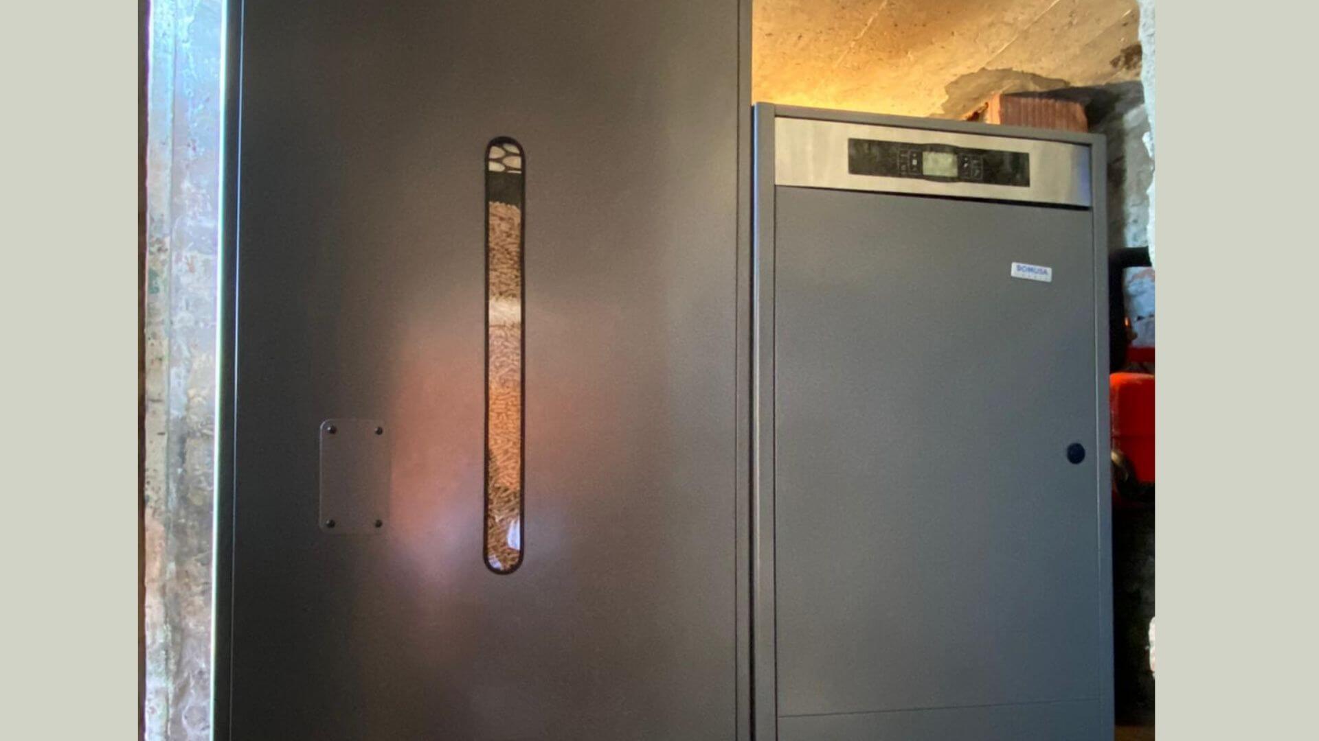 Chantier chaudière à granulés (2) Vue de la chaudière DOMUSA et de son réservoir de granulés, projet réalisé par HOMZA dans les Hauts-de-France.