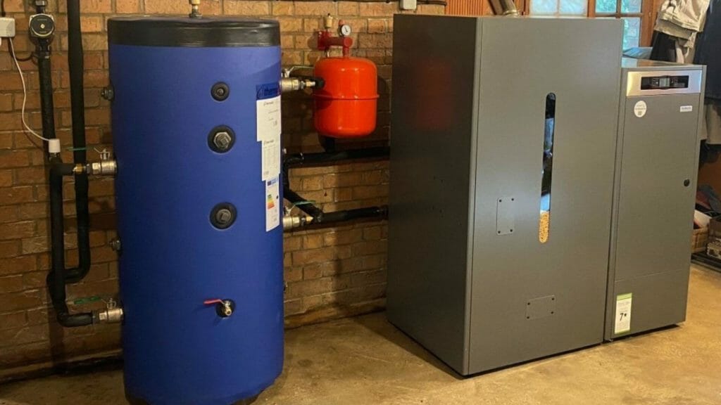 Chantier chaudière à granulés (4) Chaudière DOMUSA avec réservoir de granulés installée par HOMZA en Hauts-de-France.