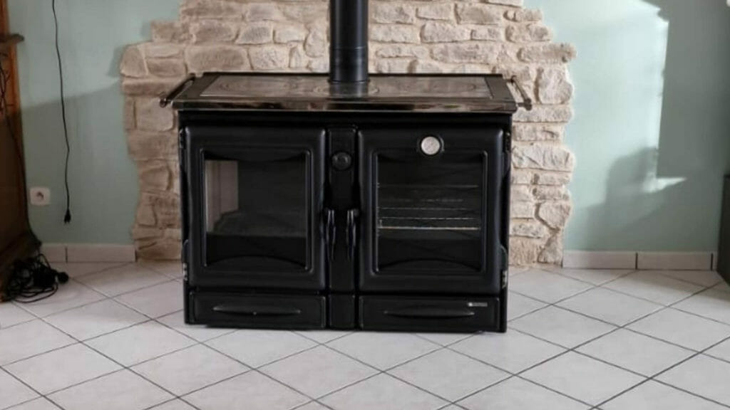 Chantier cuisinière bois Espace cuisine sublimé par une cuisinière à bois RIZZOLI, installation signée HOMZA