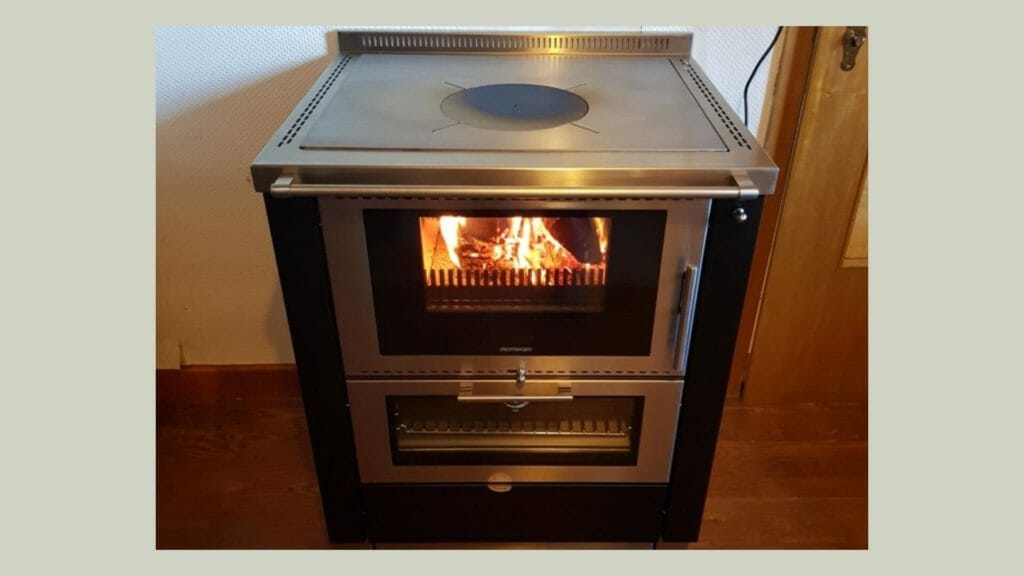 Chantier cuisinière bois (3) (1) Vue d'ensemble d'une cuisine équipée d'une cuisinière à bois RIZZOLI installée par HOMZA