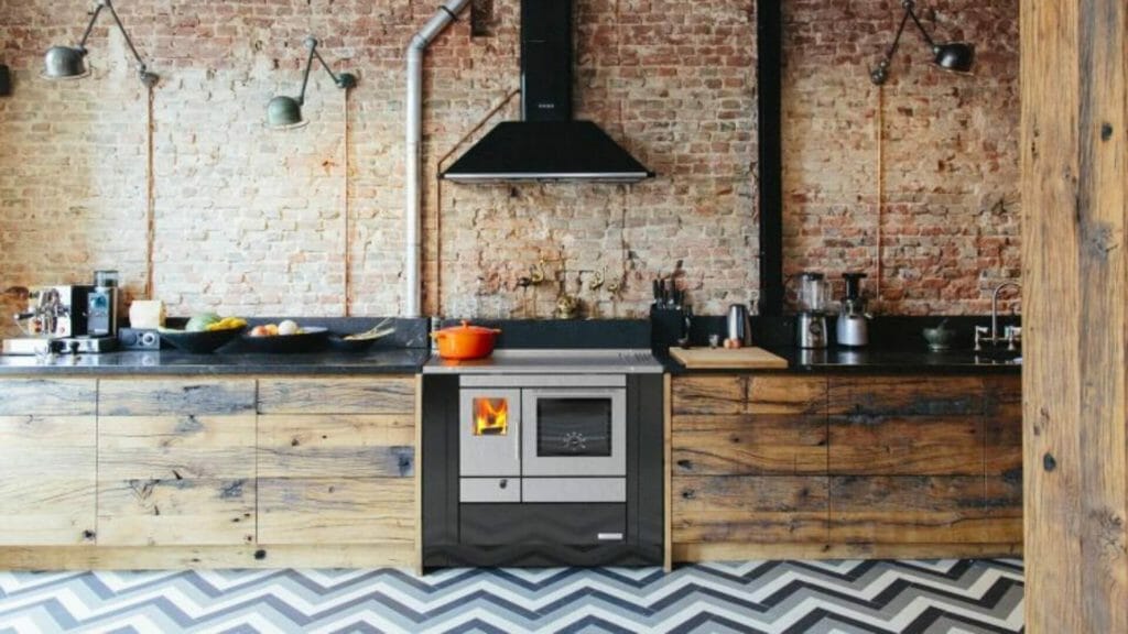Chantier cuisinière bois (6) Installation élégante de cuisinière à bois RIZZOLI dans une cuisine moderne par HOMZA