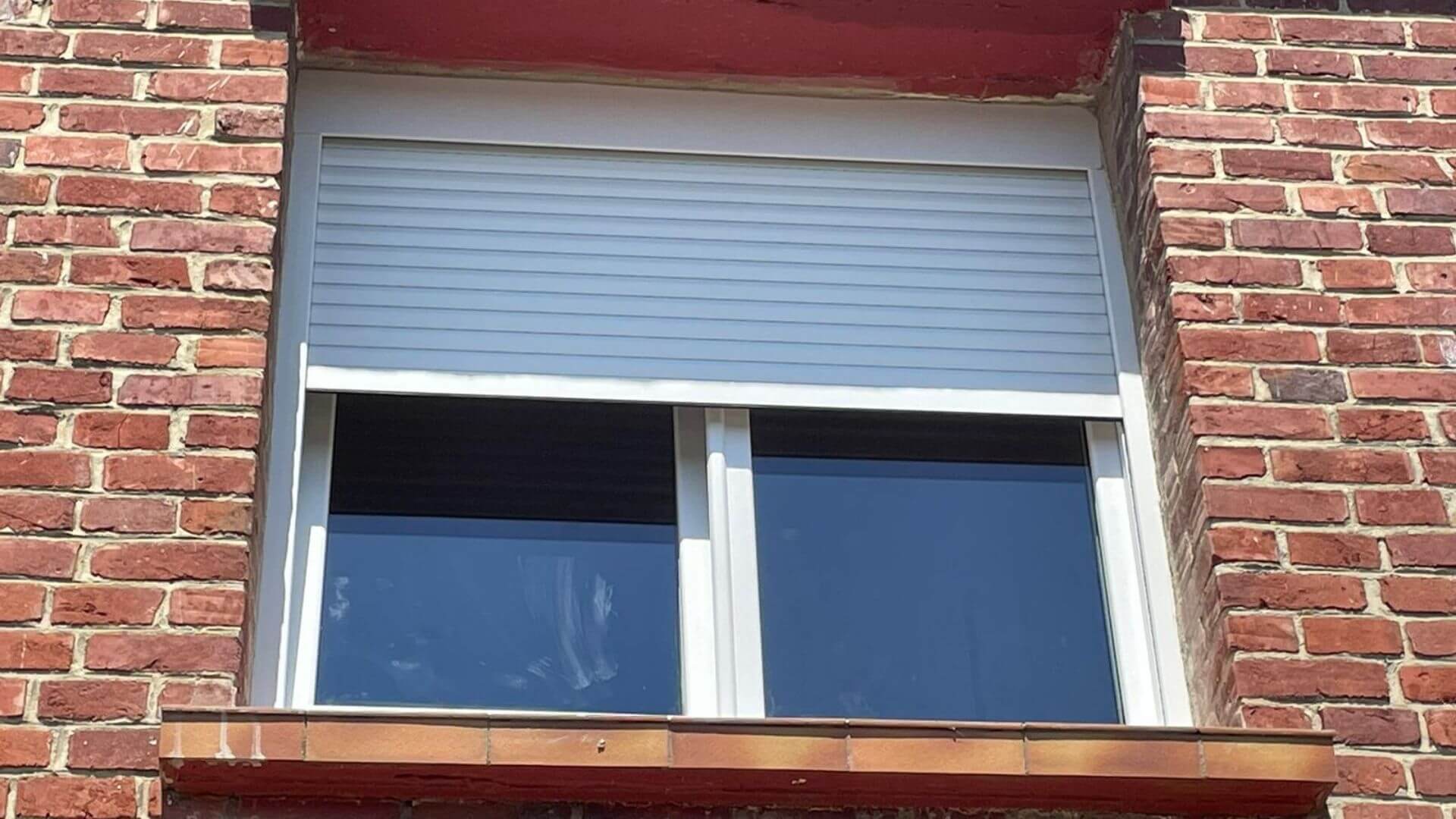 Chantier fenêtres (2) Chantier avec fenêtres en PVC blanc et volets roulants installés