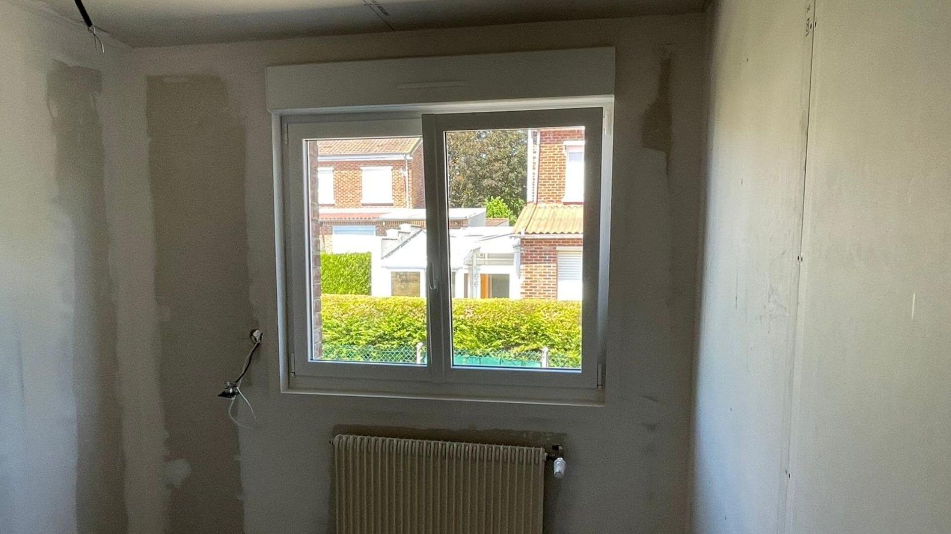 Chantier fenêtres (4) Fenêtre à double vantaux en PVC, marque DECEUNINCK