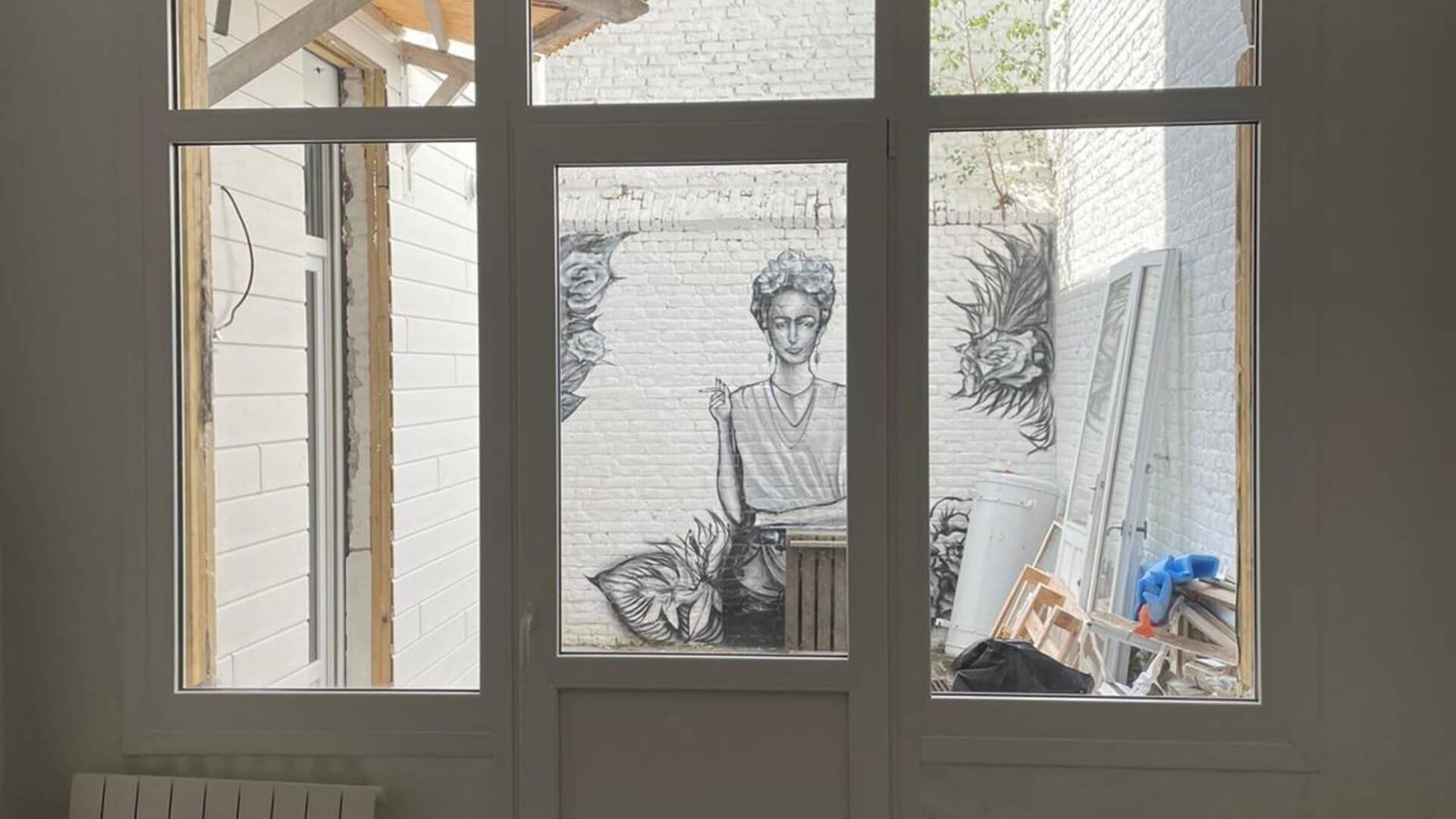 Porte de service en PVC blanc avec imposte vitré Porte de service en PVC blanc avec imposte vitré donnant sur une cour