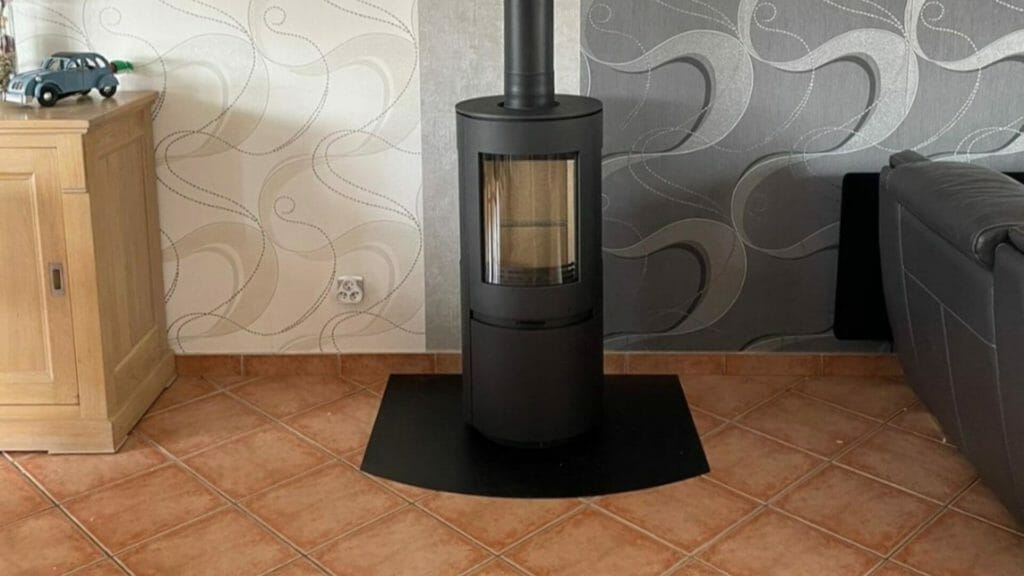 Poêle à bois HETA Poêle à bois HETA modèle SL8, design moderne et élégant installé par HOMZA