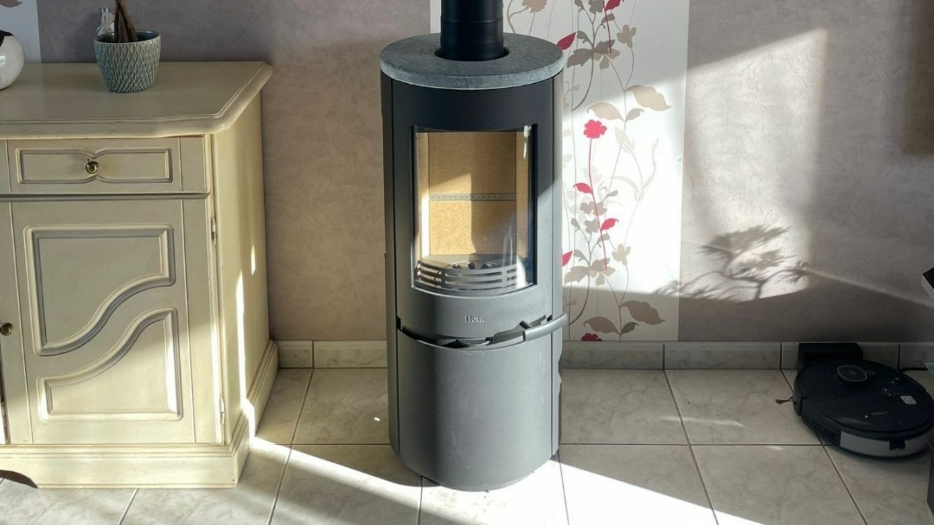 Poêle à bois HETA Poêle à bois rond et compact de la marque HETA, au design moderne et épuré installé par HOMZA
