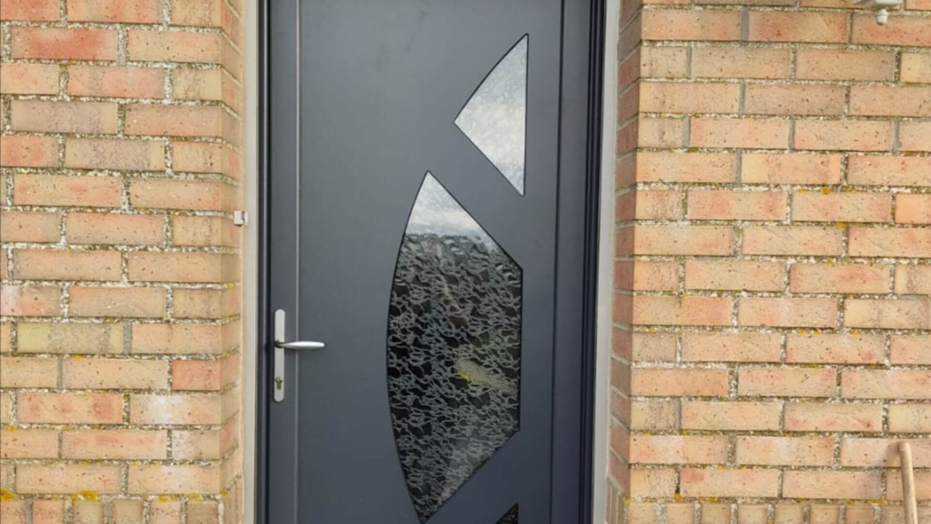 Chantier portes (2) Porte PVC demi-lune laissant entrer la lumière