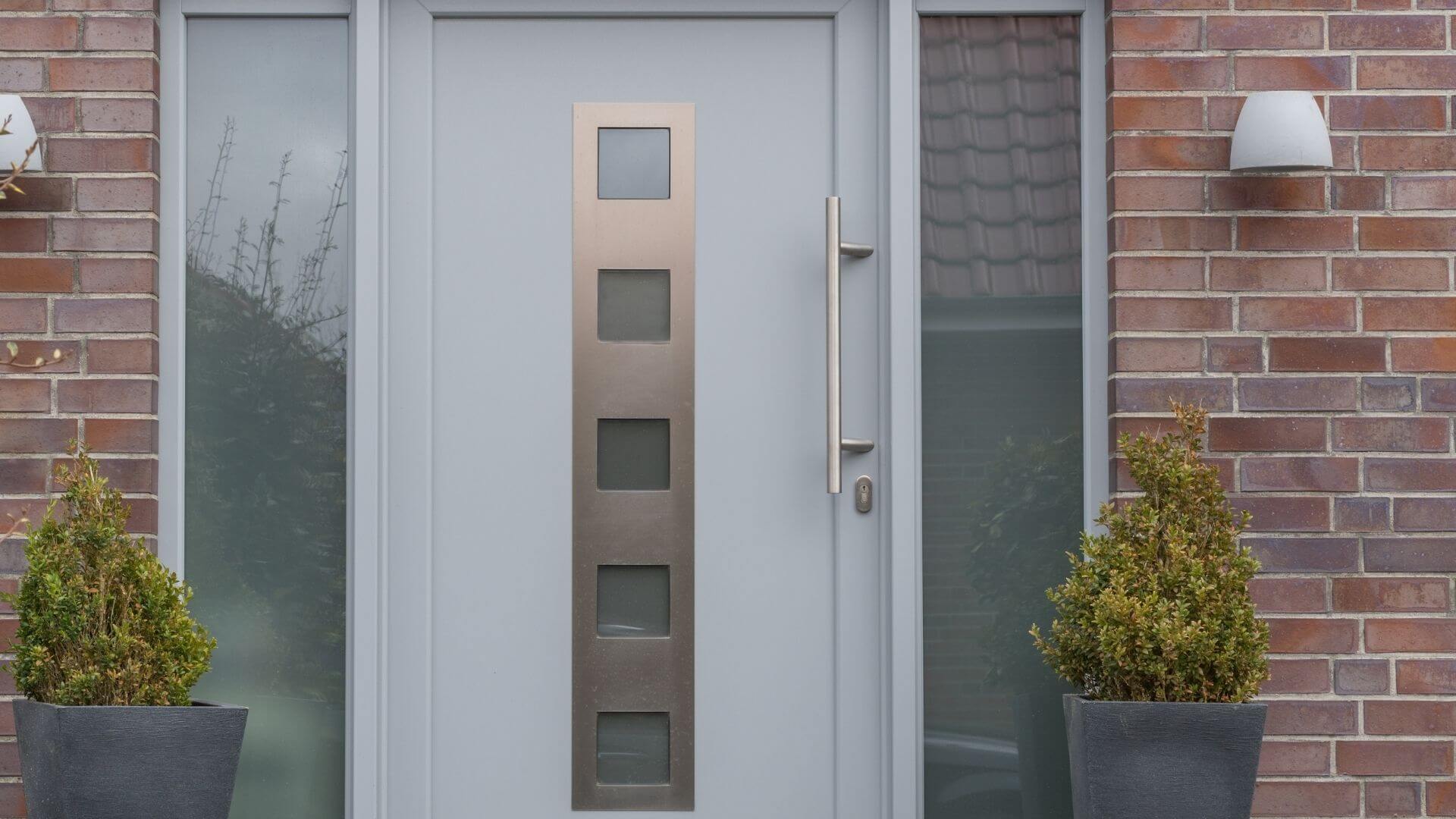 Chantier portes (5) Porte aluminium blanc avec fixe de chaque coté pour plus de lumière