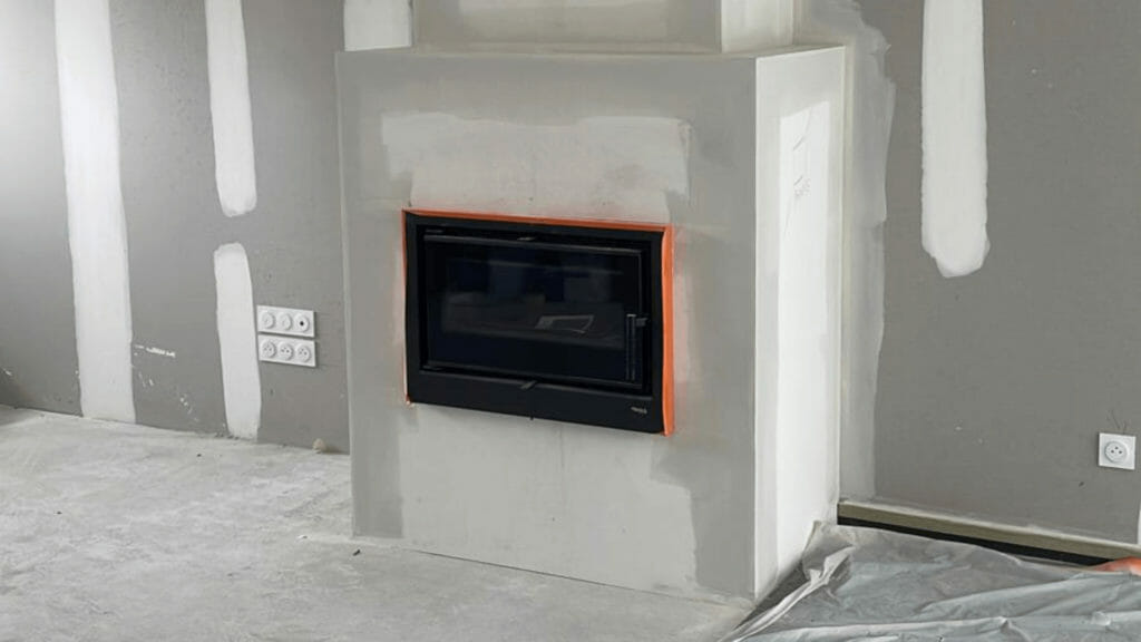 Insert Bois chantier (6) Insert à bois avec habillage plâtrerie pour confort et modernité installé par HOMZA