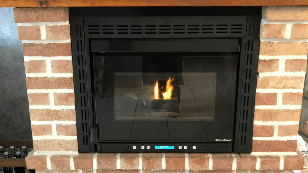 Insert granulés chantier (3) Transformation d'une cheminée traditionnelle avec un nouvel insert à granulés EXTRAFLAME à Lille.