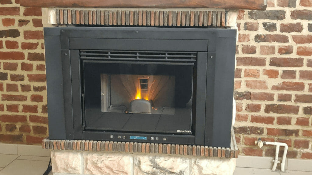 Insert granulés chantier (4) Remplacement d'insert bois par insert à granulés EXTRAFLAME dans une maison des Hauts-de-France.