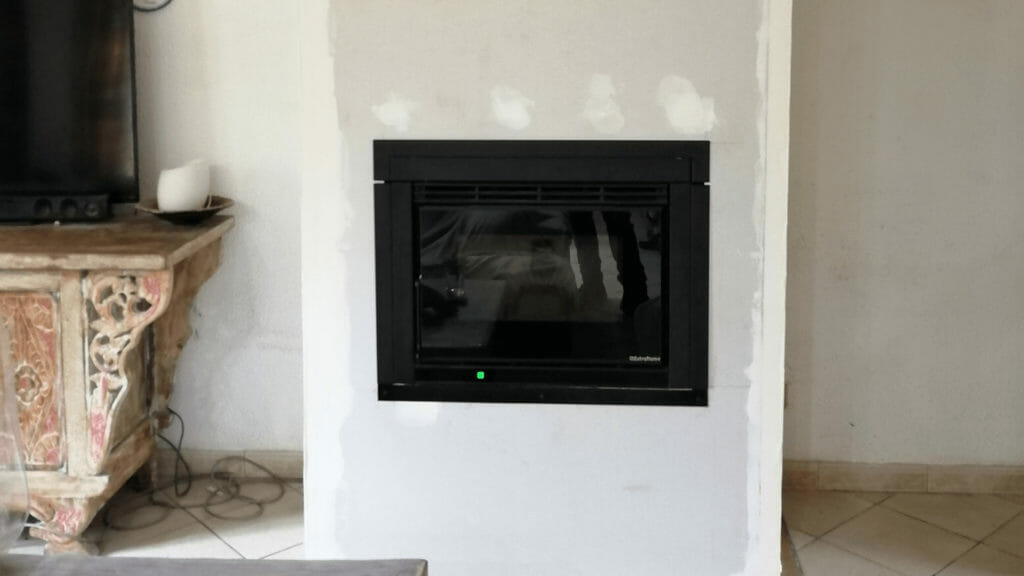 Insert granulés chantier (5) Installation moderne d'insert à granulés EXTRAFLAME avec finition plâtrerie dans une résidence des Hauts-de-France.