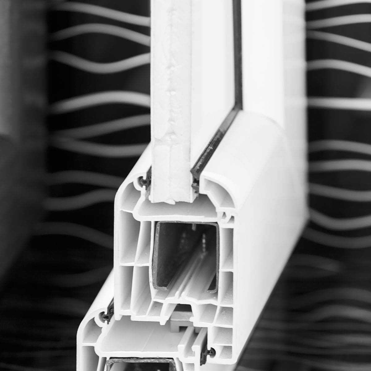 Coupe transversale de menuiserie montrant la qualité du profilé en PVC blanc DECEUNINCK