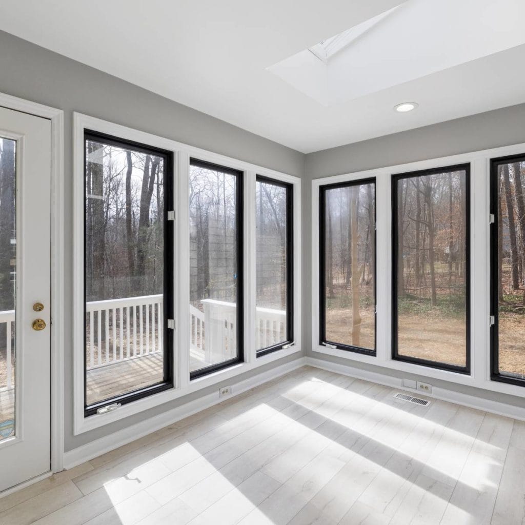 Vue d'une porte fenêtre PVC HOMZA personnalisée, installée dans un cadre contemporain, mettant en avant durabilité et style Vue d'une porte fenêtre PVC HOMZA personnalisée, installée dans un cadre contemporain, mettant en avant durabilité et style