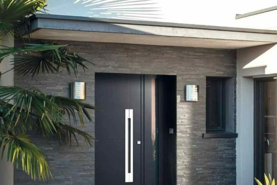 Porte d'entrée aluminium installée dans une maison moderne - Gamme passage