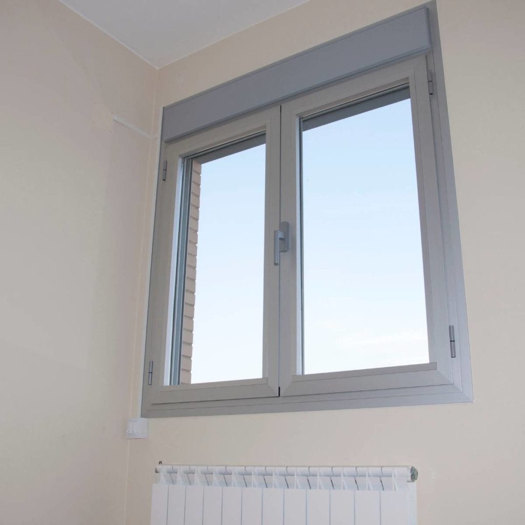 Fenêtre en aluminium HOMZA au design moderne et épuré installée dans une maison contemporaine des Hauts de France Fenêtre en aluminium HOMZA au design moderne et épuré installée dans une maison contemporaine des Hauts de France