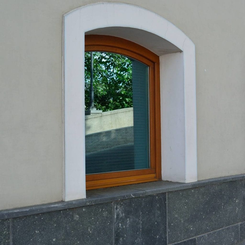 Fenêtre en aluminium HOMZA offrant une isolation thermique et acoustique supérieure pour un confort optimal Fenêtre en aluminium HOMZA offrant une isolation thermique et acoustique supérieure pour un confort optimal