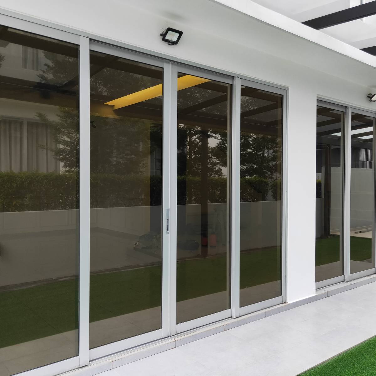 Fenêtre en aluminium sur mesure HOMZA, personnalisée avec une finition élégante adaptée au style architectural