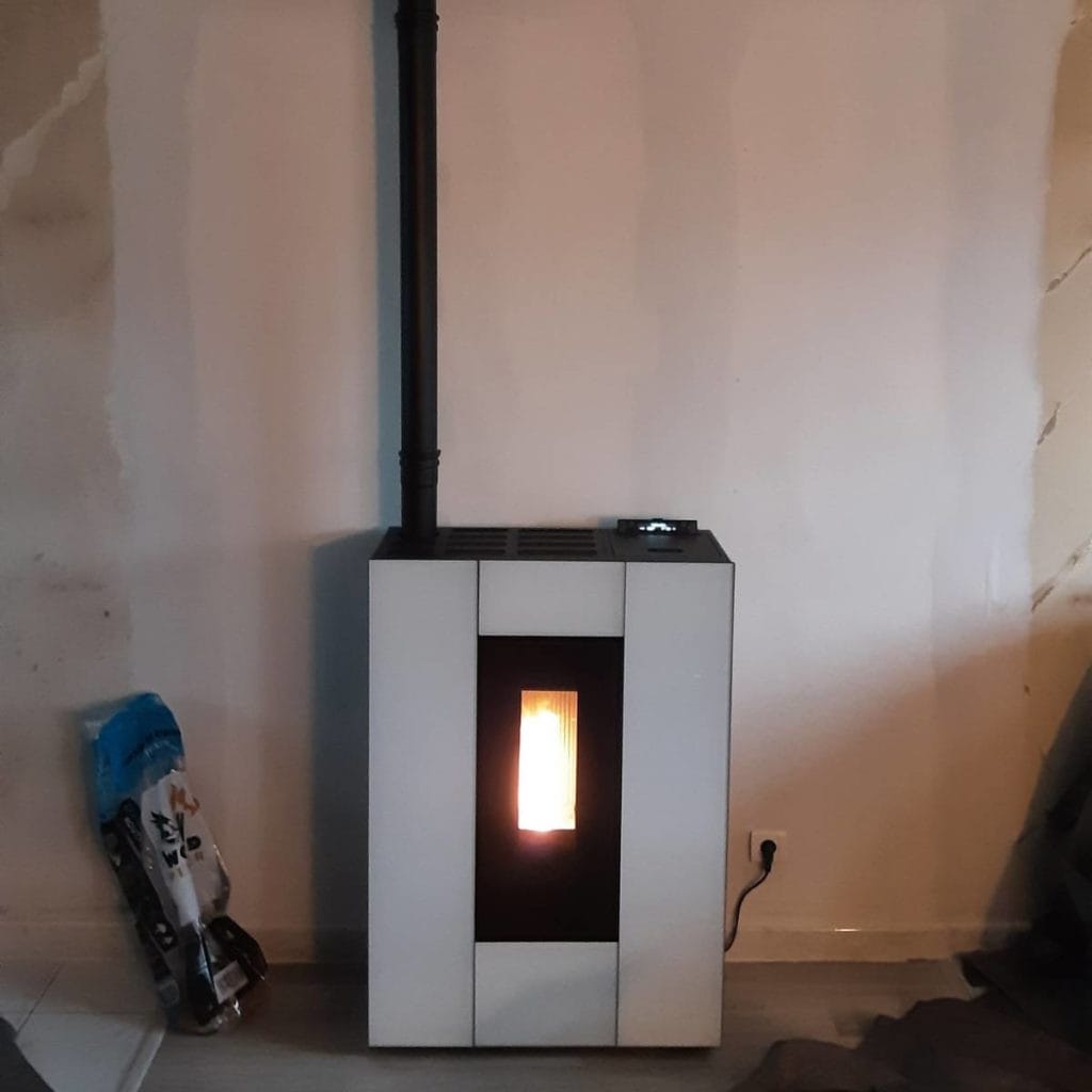Poêle à granulés Extraflame Marinella installé Confort et élégance dans votre intérieur Poêle à granulés Extraflame Marinella installé Confort et élégance dans votre intérieur