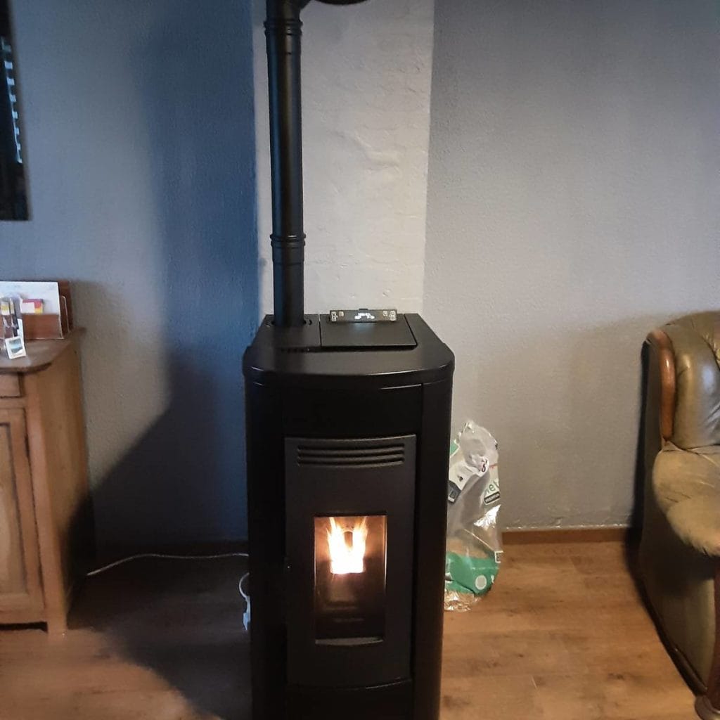Poêle à granulés HOMZA moderne installé dans un salon à Wattignies, offrant une ambiance chaleureuse et un design élégant Poêle à granulés HOMZA moderne installé dans un salon à Wattignies, offrant une ambiance chaleureuse et un design élégant