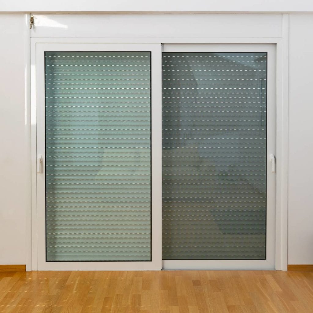 Porte fenêtre en aluminium HOMZA avec système de sécurité renforcé, alliant esthétique et protection Porte fenêtre en aluminium HOMZA avec système de sécurité renforcé, alliant esthétique et protection