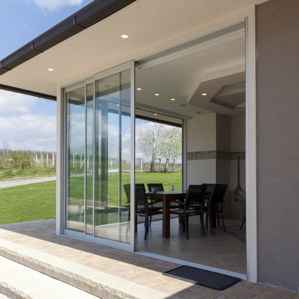 Porte fenêtre en aluminium HOMZA, combinant élégance et fonctionnalité, parfaite pour une transition harmonieuse entre intérieur et extérieur. Porte fenêtre en aluminium HOMZA, combinant élégance et fonctionnalité, parfaite pour une transition harmonieuse entre intérieur et extérieur.