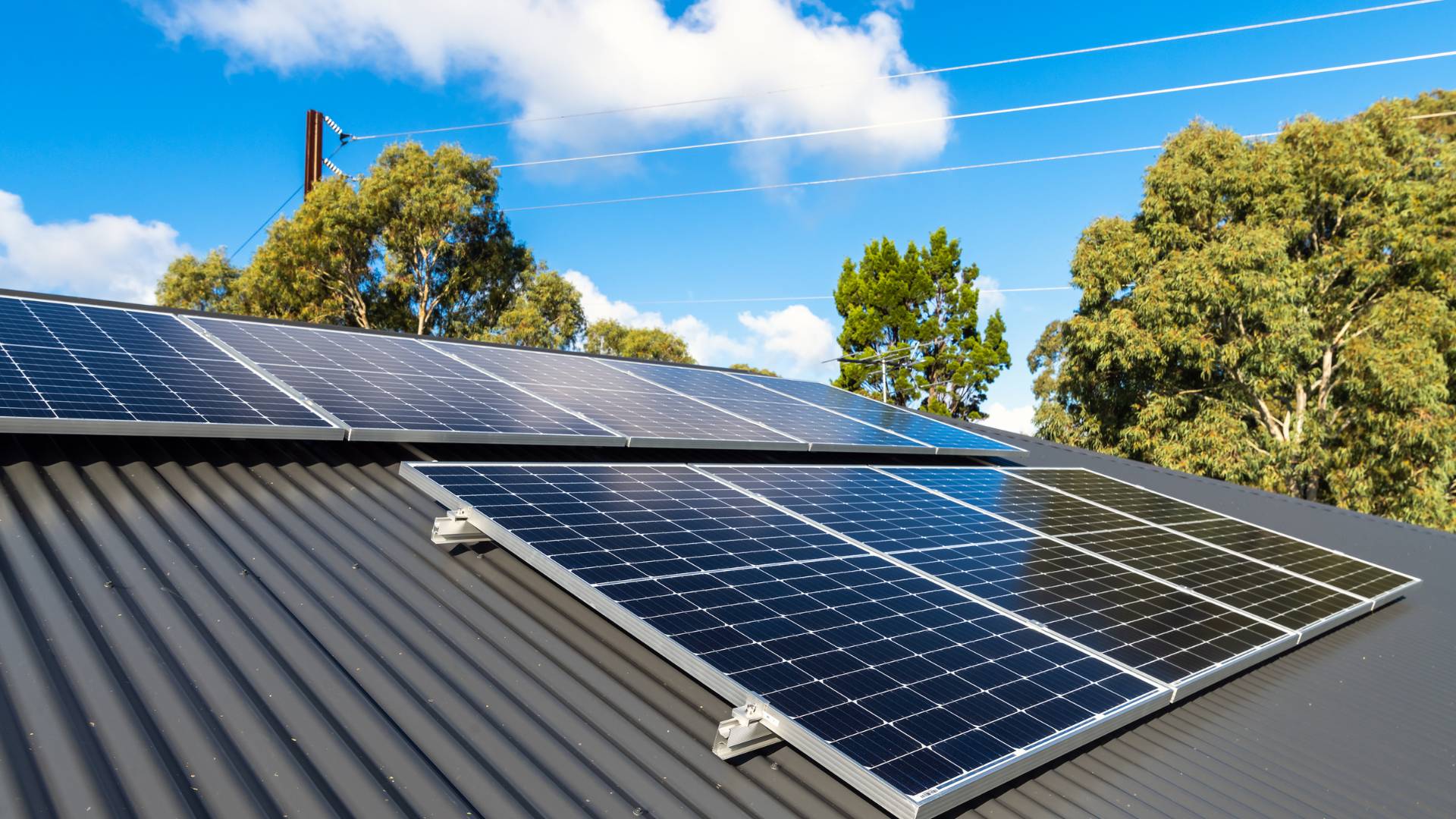 Installation de panneaux solaires durables par HOMZA sur un toit en pente à Arras, maximisant l'autoconsommation énergétique