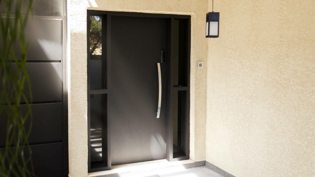 Porte d'entrée en aluminium moderne dans les Hauts de France