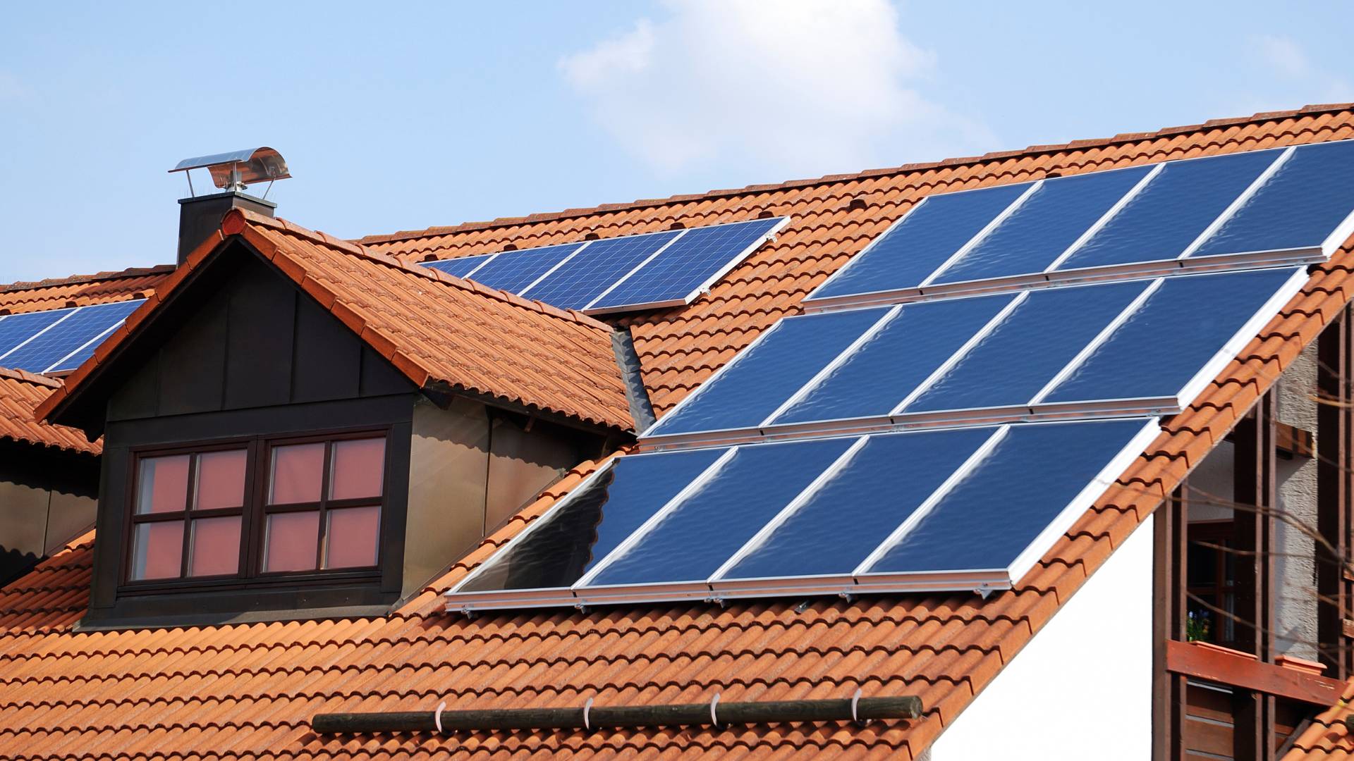 Vue aérienne de panneaux photovoltaïques HOMZA captant l'énergie solaire sur une maison à Béthune, Hauts de France