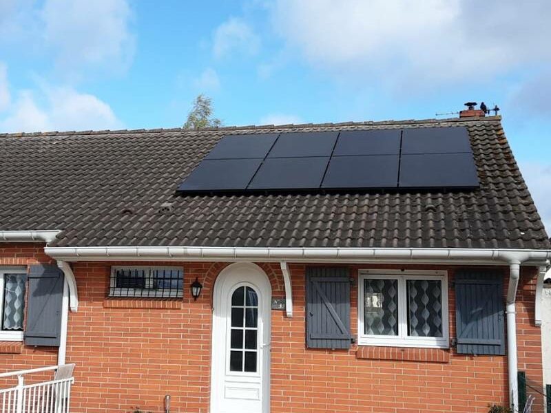 Installation de panneaux photovoltaïques sur le toit d'une résidence à Bruay la Buissière