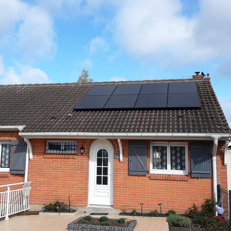 Installation de panneaux photovoltaïques sur le toit d'une résidence à Bruay la Buissière