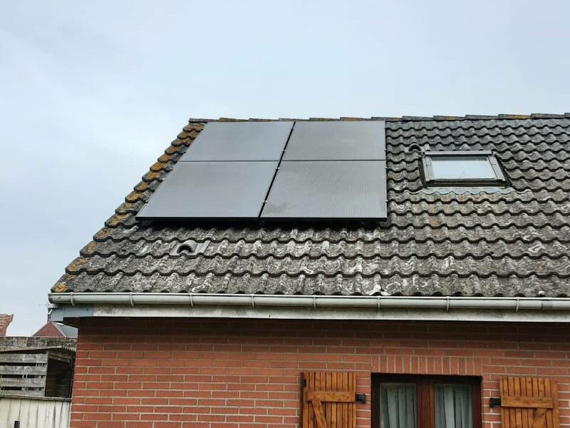 Installation récente de panneaux solaires photovoltaïques sur une toiture à La Bassée, capturant l'énergie solaire pour une maison performante