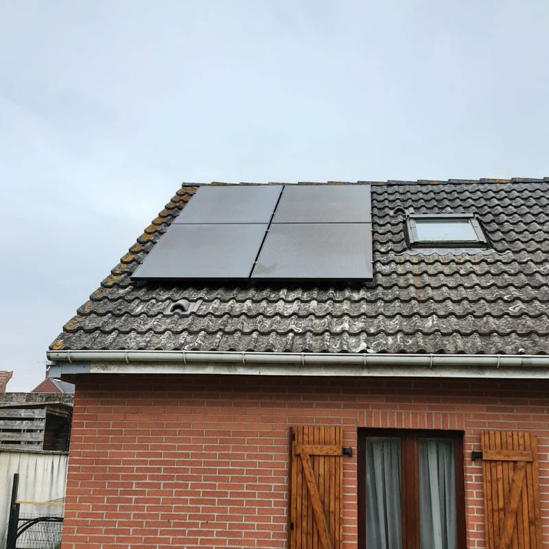 Installation récente de panneaux solaires photovoltaïques sur une toiture à La Bassée, capturant l'énergie solaire pour une maison performante