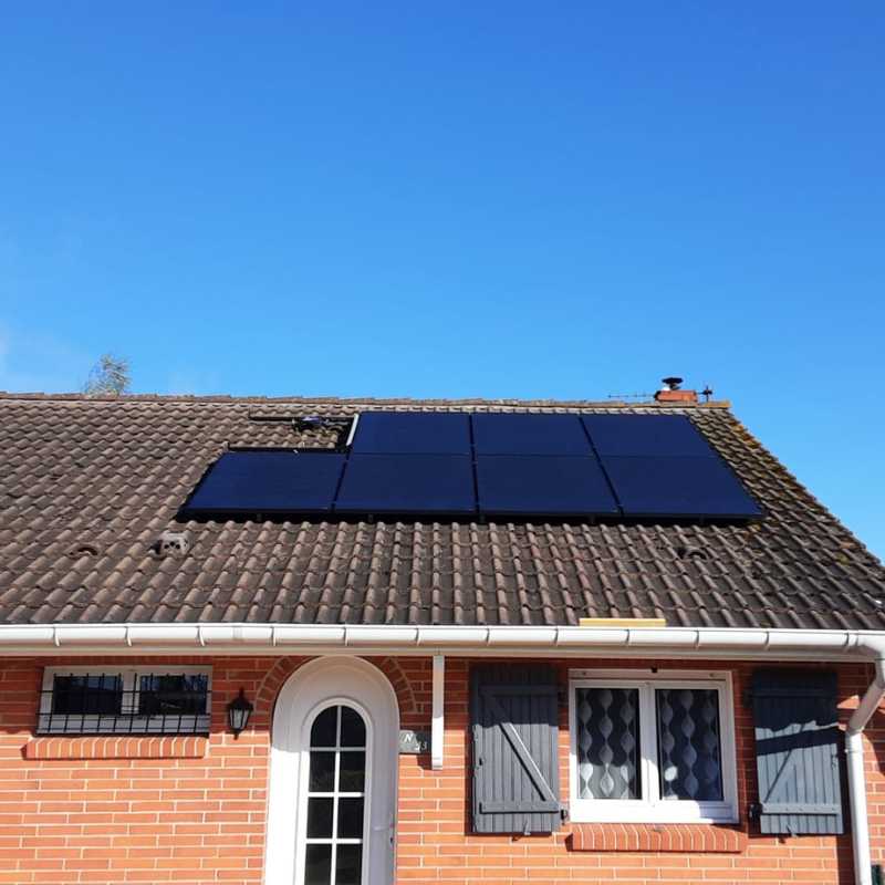 Panneaux solaires installés sur le toit d'une maison à Bruay la Buissière