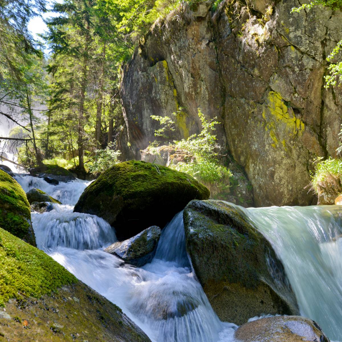 Cascade d'eau claire symbolisant la pureté et la douceur de l'eau traitée par adoucisseur