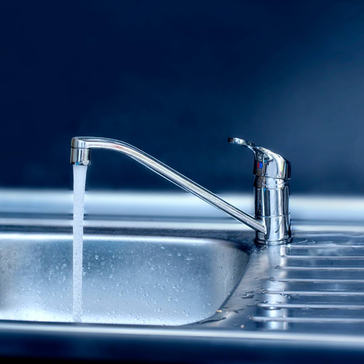 Eau fluide et pure coulant d'un robinet grâce à l'installation d'un adoucisseur d'eau efficace