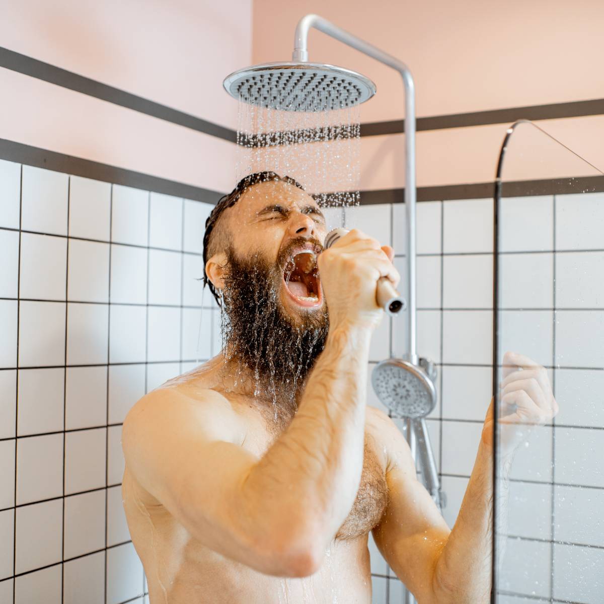 Homme joyeux chantant sous une douche avec de l'eau adoucie à Arras, illustrant le plaisir d'utiliser un adoucisseur d'eau performant