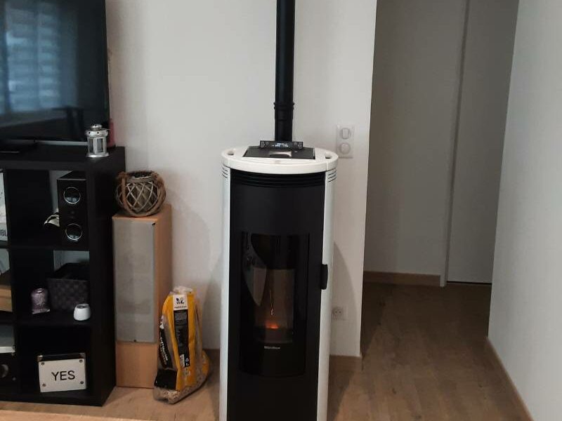 Installation du poêle à granulés bois AMIKA de la marque EXTRAFLAME à Annay sous Lens, offrant efficacité et design moderne