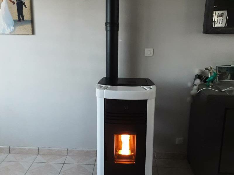 Installation récente du poêle à granulés EXTRAFLAME modèle ANGELA à Caudry, avec sortie des fumées en ventouse pour une efficacité optimale et respect de l'environnement