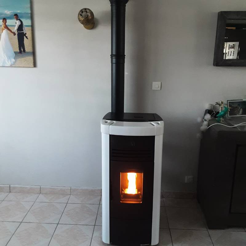 Installation récente du poêle à granulés EXTRAFLAME modèle ANGELA à Caudry, avec sortie des fumées en ventouse pour une efficacité optimale et respect de l'environnement