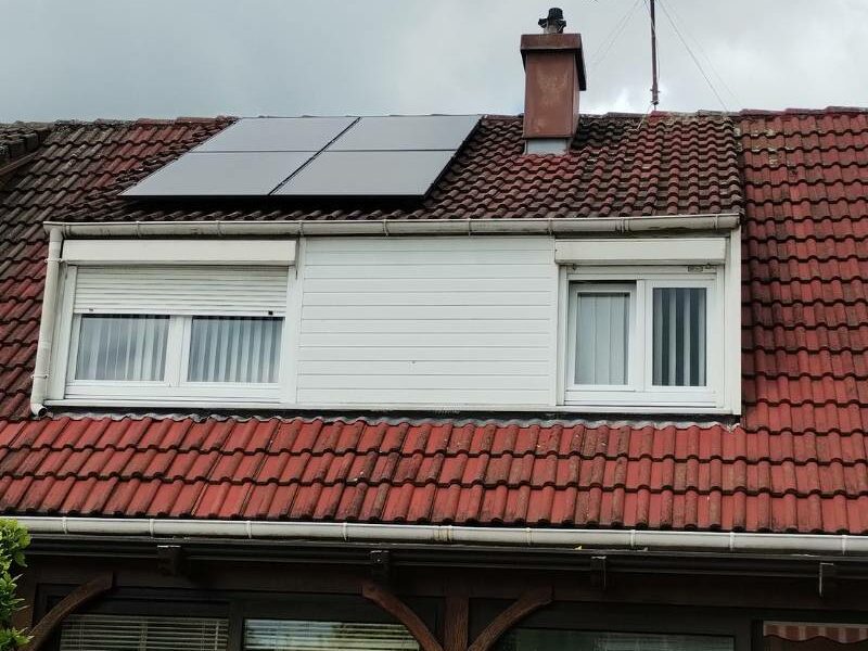 Panneaux photovoltaïques installés sur la toiture d'une résidence à Denain, fournissant une source durable d'énergie renouvelable