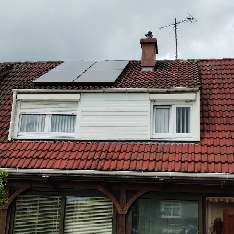 Panneaux photovoltaïques installés sur la toiture d'une résidence à Denain, fournissant une source durable d'énergie renouvelable