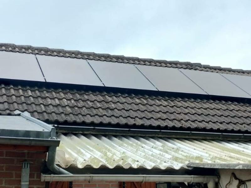 Panneaux photovoltaïques nouvellement installés à Carvin, offrant une solution d'énergie renouvelable efficace et durable pour la maison de la famille Savary