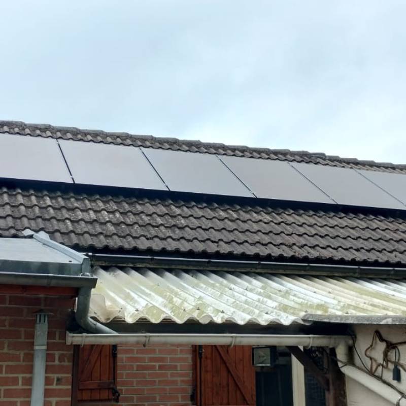 Panneaux photovoltaïques nouvellement installés à Carvin, offrant une solution d'énergie renouvelable efficace et durable pour la maison de la famille Savary