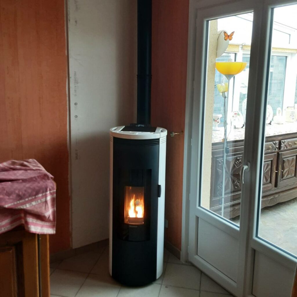 Poêle à granulés DEBBY CX de marque EXTRAFLAME installé dans une maison à Hesdin, offrant une solution de chauffage efficace et esthétique Poêle à granulés DEBBY CX de marque EXTRAFLAME installé dans une maison à Hesdin, offrant une solution de chauffage efficace et esthétique