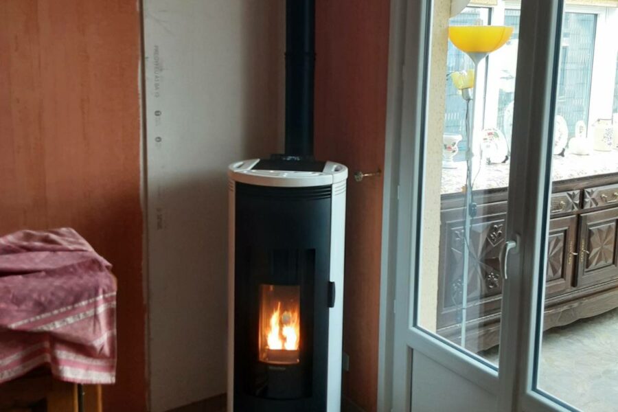 Poêle à granulés DEBBY CX de marque EXTRAFLAME installé dans une maison à Hesdin, offrant une solution de chauffage efficace et esthétique