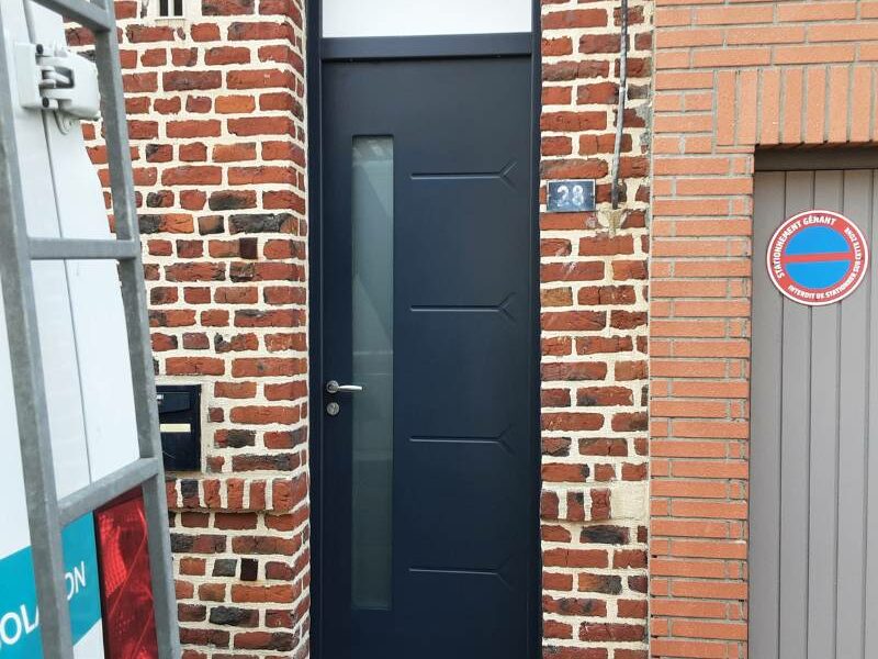 Porte d'entrée installée à Beaurains par HOMZA, offrant sécurité et esthétique moderne