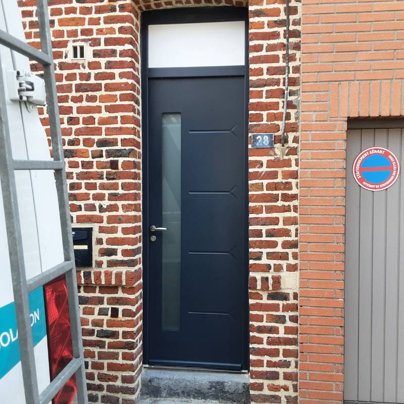 Porte d'entrée installée à Beaurains par HOMZA, offrant sécurité et esthétique moderne